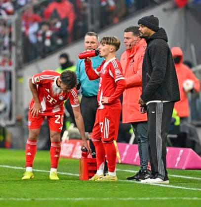 22 11 2025, Soccer Bundesliga 2025 2026, Matchday 11, FC Bayern Munich SC Freiburg, in the Allianz Arena Munich, f l Tom Bischof Bayern Munich m Lennart Karl FC Bayern Munich and coach Vincent Kompany FC Bayern Munich DFL and DFB regulations prohibit any use of photographs as image sequences and or quasi video