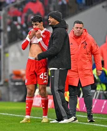 22 11 2025, Soccer Bundesliga 2025 2026, Matchday 11, FC Bayern Munich SC Freiburg, in the Allianz Arena Munich, f l Aleksandar Pavlovic FC Bayern Munich and coach Vincent Kompany FC Bayern Munich discuss DFL and DFB regulations prohibit any use of photographs as image sequences and or quasi video
