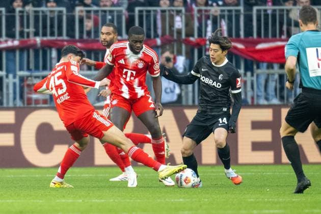 Aleksandar Pavlovic 45 FC Bayern Muenchen , Dayot Upamecano 2 FC Bayern Muenchen in duel with Yuito Suzuki 14 SC Freiburg , FC Bayern Muenchen SC Freiburg, Soccer, Bundesliga, Matchday 11, 22 11 2025 DFB regulations prohibit any use of photographs as image sequences and or quasi video Muenchen Bayern Germany Copyright: xkolbert-press UlrichxGamelx