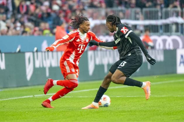 Michael Olise 17 FC Bayern Muenchen in duel with Jordy Makengo 33 SC Freiburg , FC Bayern Muenchen SC Freiburg, Football, Bundesliga, 11 Matchday, 22 11 2025 DFB regulations prohibit any use of photographs as image sequences and or quasi video Muenchen Bayern Germany Copyright: xkolbert-press UlrichxGamelx