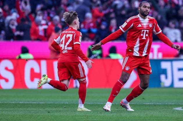 Jonathan Tah 4 FC Bayern Muenchen congratulates Lennart Karl 42 FC Bayern Muenchen on his goal for 1 2, Jubel, FC Bayern Muenchen vs SC Freiburg, Fußball, Bundesliga, DFL, Saison 2025 2026, Hinrunde, 22 11 2025 DFB regulations prohibit any use of photographs as image sequences and or quasi video Muenchen Bayern Germany Copyright: xkolbert-press MartinxAgüerax