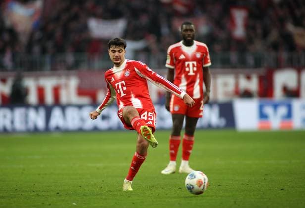Football, Men, Bundesliga, Season 2025 2026, FC Bayern Munich SC Freiburg, Allianz Arena Aleksandar Pavlovic FC Bayern Munich plays a ball DFB, DFL regulations prohibit any use of photographs as image sequences and or quasi video