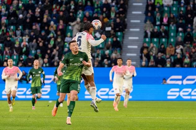 Germany, Soccer, 1 Bundesliga, Matchday 11 2025 2026 VfL Wolfsburg Bayer 04 Leverkusen on 22 11 in Wolfsburg Volkswagen Arena Header duel Loic BadÃ Bayer 04 Leverkusen 5 Dzenan Pejcinovic VfL Wolfsburg 17 Copyright: xSvenxHeidmannx