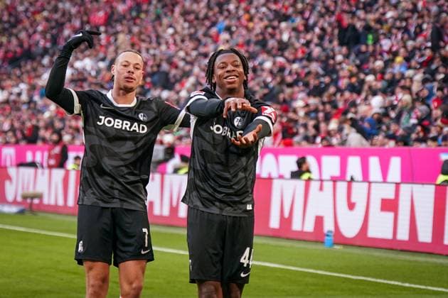 Germany Soccer Bundesliga 2025 26, 11 Matchday FC Bayern vs SC Freiburg Allianz Arena Munich Goal and goal celebration to 0 2 by Johan Manzambi SC Freiburg, 44 Joy, emotions, jubilation with Derry Scherhant SC Freiburg, 07 Munich Bayern Germany Copyright: xJOERANxSTEINIEKx