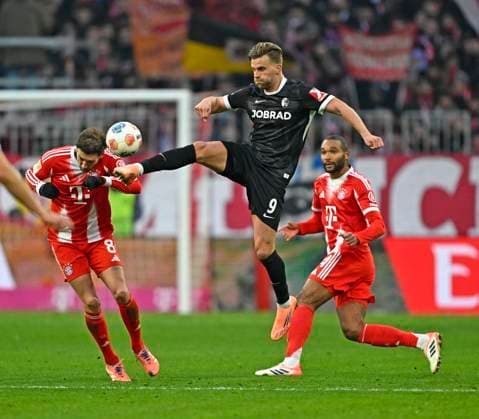 22 11 2025, Bundesliga 2025 2026, Matchday 11, FC Bayern Munich SC Freiburg, at the Allianz Arena Munich, from left Leon Goretzka FC Bayern Munich , Lucas Höler SC Freiburg and Jonathan Tah FC Bayern Munich in a duel for the ball DFL and DFB regulations prohibit any use of photographs as image sequences and or quasi video