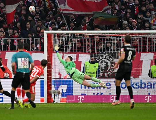 22 11 2025, Soccer Bundesliga 2025 2026, Matchday 11, FC Bayern Munich SC Freiburg, in the Allianz Arena Munich, Goalkeeper Manuel Neuer FC Bayern Munich chases the ball DFL and DFB regulations prohibit any use of photographs as image sequences and or quasi video