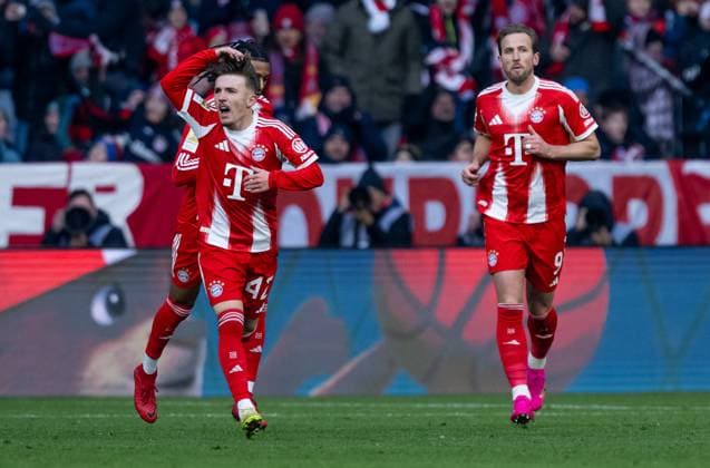 Lennart Karl FC Bayern Muenchen, 42 celebrates his goal to connect 1 2 GER, FC Bayern Muenchen vs SC Freiburg, Football, Bundesliga, Matchday 11, Season 2025 2026, 22 11 2025 DFL DFB REGULATES PROHIBIT ANY USE OF PHOTOGRAPHS as IMAGE SEQUENCES and or QUASI VIDEO GER, FC Bayern Muenchen vs SC Freiburg, Football, Bundesliga, Matchday 11, Season 2025 2026, 22 11 2025 Muenchen Copyright: xEibner-Pressefoto HeikexFeinerx EP_HFR