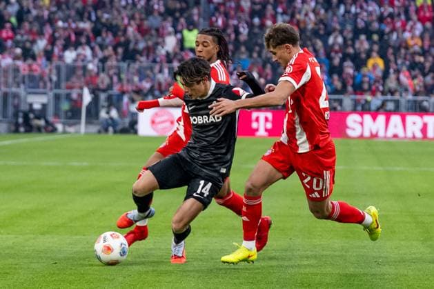 Michael Olise FC Bayern Muenchen, 17 and Tom Bischof FC Bayern Muenchen, 20 fighting for the ball with Yuito Suzuki SC Freiburg, 14 GER, FC Bayern Muenchen vs SC Freiburg, Football, Bundesliga, Matchday 11, Season 2025 2026, 22 11 2025 DFL DFB REGULATIONS PROHIBIT ANY USE OF PHOTOGRAPHS as IMAGE SEQUENCES and or QUASI VIDEO GER, FC Bayern Muenchen vs SC Freiburg, Football, Bundesliga, Matchday 11, Season 2025 2026, 22 11 2025 Muenchen Copyright: xEibner-Pressefoto HeikexFeinerx EP_HFR