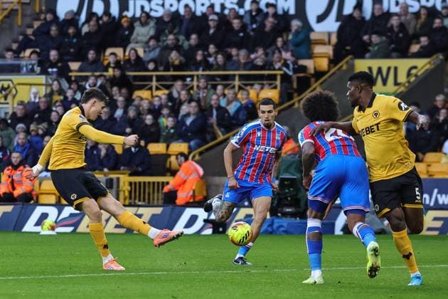 Premier League Wolverhampton Wanderers v Crystal Palace Jorgen Strand Larsen of Wolverhampton Wanderers shoots on goal during the Premier League match Wolverhampton Wanderers vs Crystal Palace at Molineux, Wolverhampton, United Kingdom, 22nd November 2025 (Photo by Mark Cosgrove News Images) Wolverhampton Molineux West Midlands United Kingdom Copyright: xMarkxCosgrove NewsxImagesx