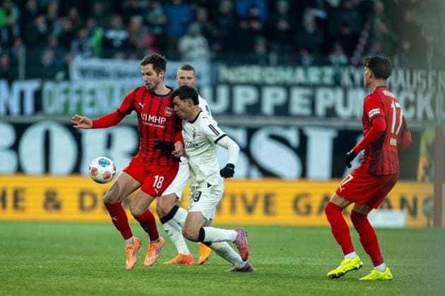 Marvin Pieringer FC Heidenheim, 18 , Nathan Ngoumou Borussia Moenchengladbach, 19 , Mathias Honsak FC Heidenheim, 17 , GER, 1 FC Heidenheim vs Borussia Moenchengladbach, Football, Bundesliga, Matchday 11, Season 2025 2026, 22 11 2025, DFL DFB REGULATES PROHIBIT ANY USE OF PHOTOGRAPHS AS IMAGE SEQUENCES AND OR QUASI VIDEO, GER, 1 FC Heidenheim vs Borussia Moenchengladbach, Football, Bundesliga, Matchday 11, Season 2025 2026, 22 11 2025 Heidenheim Copyright: xEibner-Pressefotox EP_EER
