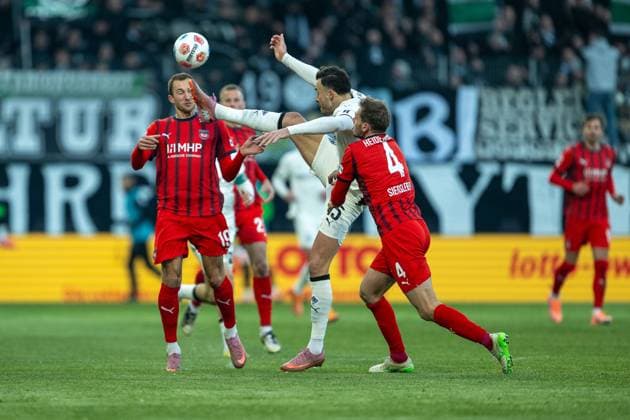 Jonas Foehrenbach FC Heidenheim, 19 , Haris Tabakovic Borussia Moenchengladbach, 15 , Tim Siersleben FC Heidenheim, 04 , GER, 1 FC Heidenheim vs Borussia Moenchengladbach, Football, Bundesliga, Matchday 11, Season 2025 2026, 22 11 2025, DFL DFB REGULATES PROHIBIT ANY USE OF PHOTOGRAPHS AS IMAGE SEQUENCES AND OR QUASI VIDEO, GER, 1 FC Heidenheim vs Borussia Moenchengladbach, Football, Bundesliga, Matchday 11, Season 2025 2026, 22 11 2025 Heidenheim Copyright: xEibner-Pressefotox EP_EER