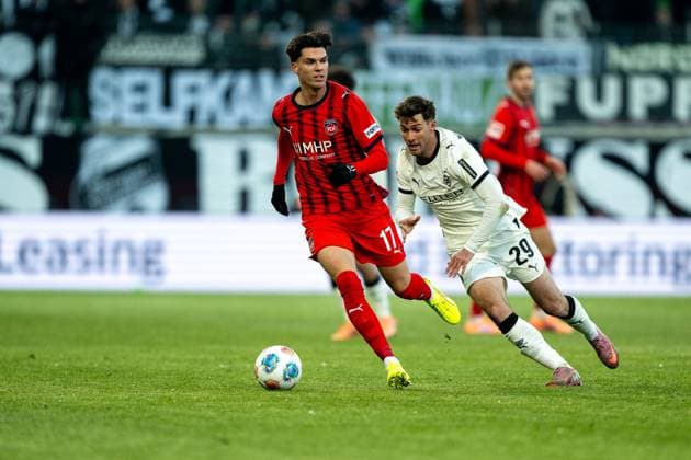 Mathias Honsak FC Heidenheim, 17 , Joe Scally Borussia Moenchengladbach, 29 , GER, 1 FC Heidenheim vs Borussia Moenchengladbach, Football, Bundesliga, Matchday 11, Season 2025 2026, 22 11 2025, DFL DFB REGULATES PROHIBIT ANY USE OF PHOTOGRAPHS AS IMAGE SEQUENCES AND OR QUASI VIDEO, GER, 1 FC Heidenheim vs Borussia Moenchengladbach, Football, Bundesliga, Matchday 11, Season 2025 2026, 22 11 2025 Heidenheim Copyright: xEibner-Pressefotox EP_EER