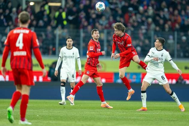 Jan Schoeppner FC Heidenheim, 03 , Yannik Engelhardt Borussia Moenchengladbach, 06 , GER, 1 FC Heidenheim vs Borussia Moenchengladbach, Football, Bundesliga, Matchday 11, Season 2025 2026, 22 11 2025, DFL DFB REGULATES PROHIBIT ANY USE OF PHOTOGRAPHS AS IMAGE SEQUENCES AND OR QUASI VIDEO, GER, 1 FC Heidenheim vs Borussia Moenchengladbach, Football, Bundesliga, Matchday 11, Season 2025 2026, 22 11 2025 Heidenheim Copyright: xEibner-Pressefotox EP_EER