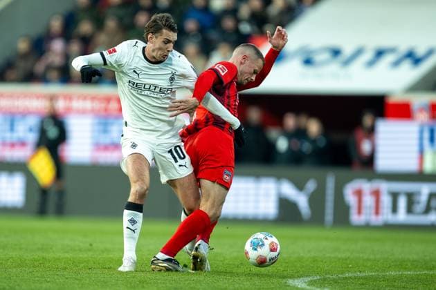 Florian Neuhaus Borussia Moenchengladbach, 10 , Adrian Beck FC Heidenheim, 21 GER, 1 FC Heidenheim vs Borussia Moenchengladbach, Football, Bundesliga, Matchday 11, Season 2025 2026, 22 11 2025, DFL DFB REGULATES PROHIBIT ANY USE OF PHOTOGRAPHS AS IMAGE SEQUENCES AND OR QUASI VIDEO, GER, 1 FC Heidenheim vs Borussia Moenchengladbach, Football, Bundesliga, Matchday 11, Season 2025 2026, 22 11 2025 Heidenheim Copyright: xEibner-Pressefotox EP_EER