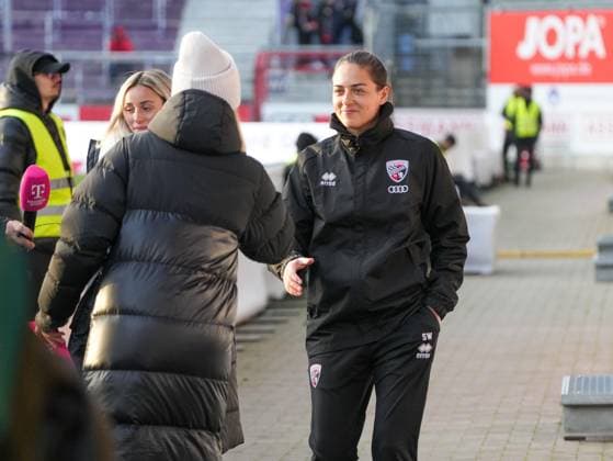 Sabrina Wittmann FC Ingolstadt, Coach greets reporter before the interview VfL Osnabrueck vs FC Ingolstadt, Football, 3 Liga, Matchday 15, Season 2025 2026, 22 11 2025 DFB REGULATIONS PROHIBIT ANY USE OF PHOTOGRAPHS AS IMAGE SEQUENCES AND OR QUASI VIDEO, VfL Osnabrueck vs FC Ingolstadt, Football, 3 Liga, Matchday 15, Season 2025 2026, 22 11 2025 Osnabrueck Copyright: xEibner-Pressefoto DamianxKruczynx EP_DKI
