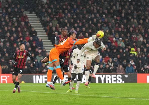 Alphonse Areola goalkeeper of West Ham United punches the ball away from goal. AFC Bournemouth v West Ham United, Premier League, Football, Vitality Stadium, Bournemouth, UK - 22 Nov 2025Bournemouth Vitality Stadium United Kingdom EDITORIAL USE ONLY No use with unauthorised audio, video, data, fixture lists, club league logos or live services. Online in-match use limited to 120 images, no video emulation. No use in betting, games or single club league player publications.  Copyright: xSeanxRyan Shutterstockx 15860645j