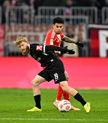 22 11 2025, Soccer Bundesliga 2025 2026, Matchday 11, FC Bayern Munich SC Freiburg, in the Allianz Arena Munich, f l Niklas Beste SC Freiburg vs Luis Diaz FC Bayern Munich DFL and DFB regulations prohibit any use of photographs as image sequences and or quasi video