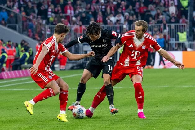 Tom Bischof FC Bayern Muenchen, 20 and Harry Kane FC Bayern Muenchen, 9 fighting for the ball with Yuito Suzuki SC Freiburg, 14 GER, FC Bayern Muenchen vs SC Freiburg, Football, Bundesliga, Matchday 11, Season 2025 2026, 22 11 2025 DFL DFB REGULATIONS PROHIBIT ANY USE OF PHOTOGRAPHS as IMAGE SEQUENCES and or QUASI VIDEO GER, FC Bayern Muenchen vs SC Freiburg, Football, Bundesliga, Matchday 11, Season 2025 2026, 22 11 2025 Muenchen Copyright: xEibner-Pressefoto HeikexFeinerx EP_HFR