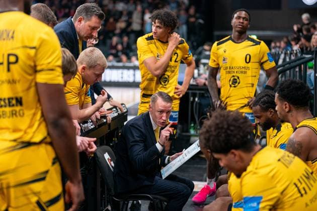 Mikko Riipinen MHP RIESEN Ludwigsburg, Head Coach at the Huddle, GER, Veolia Towers Hamburg vs MHP Riesen Ludwigsburg, Basketball, Bundesliga, Matchday 8, Season 2025 2026, 22 11 2025 GER, Veolia Towers Hamburg vs MHP Riesen Ludwigsburg, Basketball, Bundesliga, Matchday 8, Season 2025 2026, 22 11 2025 Hamburg Copyright: xEibner-Pressefoto MaxxVincenx EP_MVN