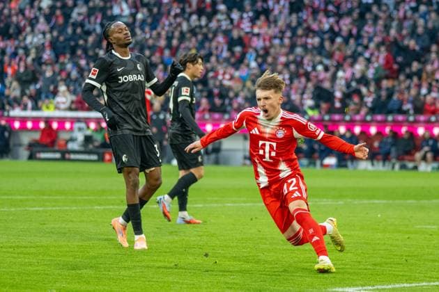 Goal celebration for 1 2, Karl Lennart 42 FC Bayern Muenchen , disappointed Jordy Makengo 33 SC Freiburg , FC Bayern Muenchen SC Freiburg, Football, Bundesliga, 11 Matchday, 22 11 2025 DFB regulations prohibit any use of photographs as image sequences and or quasi video Muenchen Bayern Germany Copyright: xkolbert-press UlrichxGamelx