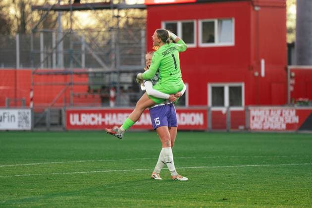 Kim Sindermann (SGS Essen, 1) and Laura Pucks (SGS Essen, 15) celebrating after win during the Google Pixel Frauen Bundesliga game between Bayer 04 Leverkusen and SGS Essen at Ulrich - Haberland Stadium in Levekusen, Germany Copyright: xLeoniexKiehlx xSPPx Sportspressphoto_SPR64715