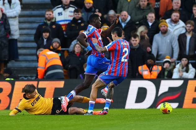 Wolverhampton Wanderers v Crystal Palace, Premier League Ismaila Sarr of Crystal Palace is fouled by David Moller Wolfe of Wolverhampton Wanderers during the Wolverhampton Wanderers v Crystal Palace Premier League match at Molineux Stadium, Wolverhampton, England on 22 November 2025 Credit: Ryan Crockett Every Second Media Editorial use only. All images are copyright Every Second Media Limited. No images may be reproduced without prior permission. All rights reserved. Premier League and Football League images are subject to licensing agreements with Football DataCo Limited. see https: www.football-dataco.com Copyright: xIMAGO EveryxSecondxMediax ESM-1671-0026 RyanxCrockettx xEveryxSecondxMediax