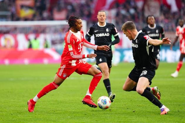 Michael Olise 17, FC Bayern München and Matthias Ginter 28, SC Freiburg at the match between FC Bayern München v SC Freiburg, Soccer, Men, Bundesliga, 2025 2026, Matchday 11 on 22 11 2025 in Munich, Allianz Arena DFL and DFB regulations prohibit any use of photographs as image sequences and or quasi video Bayern Germany
