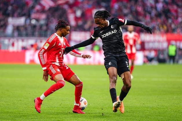 Michael Olise 17, FC Bayern München and Jordy Makengo 33, SC Freiburg at the match between FC Bayern München v SC Freiburg, Soccer, Men, Bundesliga, 2025 2026, Matchday 11 on 22 11 2025 in Munich, Allianz Arena DFL and DFB regulations prohibit any use of photographs as image sequences and or quasi video Bayern Germany
