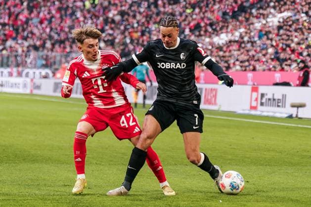 Germany Soccer Bundesliga 2025 26, 11 Matchday FC Bayern vs SC Freiburg Allianz Arena Munich Derry Scherhant SC Freiburg, 07 and Lennart Karl FC Bayern Munich, 42 Munich Bayern Germany Copyright: xJOERANxSTEINIEKx