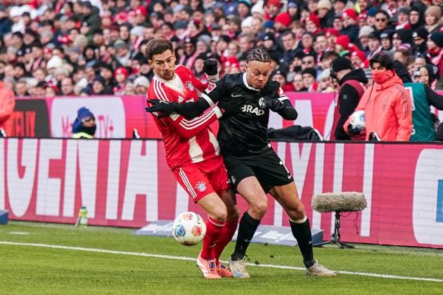 Germany Soccer Bundesliga 2025 26, 11 Matchday FC Bayern vs SC Freiburg Allianz Arena Munich Derry Scherhant SC Freiburg, 07 and Leon Goretzka FC Bayern Munich, 8 Munich Bayern Germany Copyright: xJOERANxSTEINIEKx