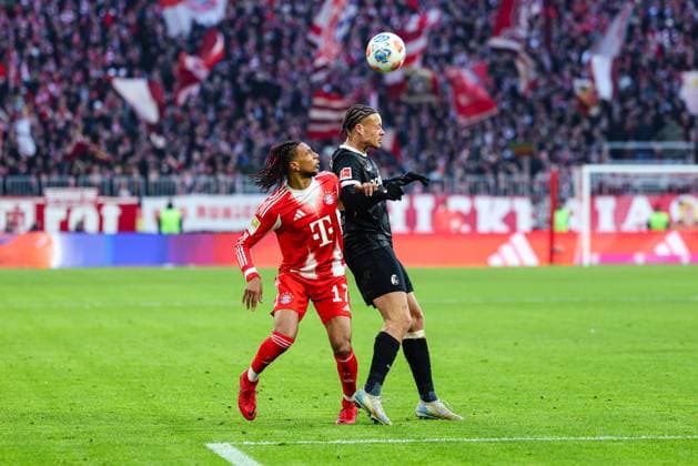 Michael Olise 17, FC Bayern München and Derry Scherhant 7, SC Freiburg at the match between FC Bayern München v SC Freiburg, Football, Men, Bundesliga, 2025 2026, Matchday 11 on 22 11 2025 in Munich, Allianz Arena DFL and DFB regulations prohibit any use of photographs as image sequences and or quasi video Bayern Germany