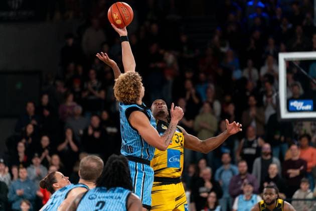 Tip Off, Traveon Buchanan MHP RIESEN Ludwigsburg, 02 , Zacharie Perrin Veolia Towers Hamburg, 52 , GER, Veolia Towers Hamburg vs MHP Riesen Ludwigsburg, Basketball, Bundesliga, Matchday 8, Season 2025 2026, 22 11 2025 GER, Veolia Towers Hamburg vs MHP Riesen Ludwigsburg, Basketball, Bundesliga, Matchday 8, Season 2025 2026, 22 11 2025 Hamburg Copyright: xEibner-Pressefoto MaxxVincenx EP_MVN