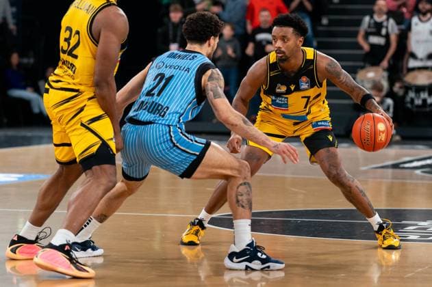 Elijah Hughes MHP RIESEN Ludwigsburg, 07 dribbling against Devon Daniels Veolia Towers Hamburg, 21 , GER, Veolia Towers Hamburg vs MHP Riesen Ludwigsburg, Basketball, Bundesliga, Matchday 8, Season 2025 2026, 22 11 2025 GER, Veolia Towers Hamburg vs MHP Riesen Ludwigsburg, Basketball, Bundesliga, Matchday 8, Season 2025 2026, 22 11 2025 Hamburg Copyright: xEibner-Pressefoto MaxxVincenx EP_MVN