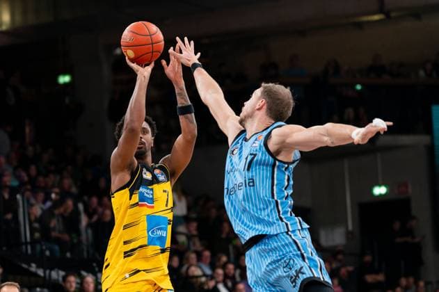 Elijah Hughes MHP RIESEN Ludwigsburg, 07 on throw, Niklas Wimberg Veolia Towers Hamburg, 17 , GER, Veolia Towers Hamburg vs MHP Riesen Ludwigsburg, Basketball, Bundesliga, Matchday 8, Season 2025 2026, 22 11 2025 GER, Veolia Towers Hamburg vs MHP Riesen Ludwigsburg, Basketball, Bundesliga, Matchday 8, Season 2025 2026, 22 11 2025 Hamburg Copyright: xEibner-Pressefoto MaxxVincenx EP_MVN