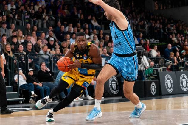 Yorman Polas Bartolo MHP RIESEN Ludwigsburg, 13 dribbling against Benedikt Turudic Veolia Towers Hamburg, 44 , GER, Veolia Towers Hamburg vs MHP Riesen Ludwigsburg, Basketball, Bundesliga, Matchday 8, Season 2025 2026, 22 11 2025 GER, Veolia Towers Hamburg vs MHP Riesen Ludwigsburg, Basketball, Bundesliga, Matchday 8, Season 2025 2026, 22 11 2025 Hamburg Copyright: xEibner-Pressefoto MaxxVincenx EP_MVN