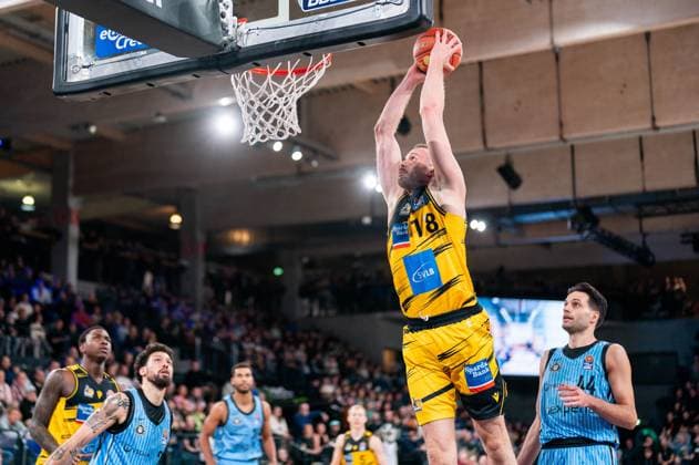 Jonas Wohlfarth Bottermann MHP RIESEN Ludwigsburg, 18 at dunk, GER, Veolia Towers Hamburg vs MHP Riesen Ludwigsburg, Basketball, Bundesliga, Matchday 8, Season 2025 2026, 22 11 2025 GER, Veolia Towers Hamburg vs MHP Riesen Ludwigsburg, Basketball, Bundesliga, Matchday 8, Season 2025 2026, 22 11 2025 Hamburg Copyright: xEibner-Pressefoto MaxxVincenx EP_MVN
