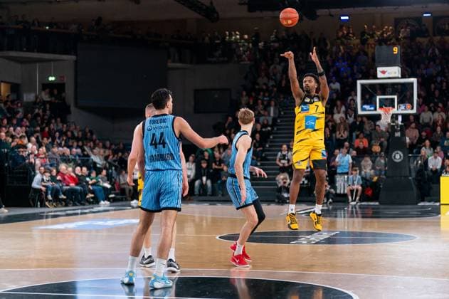 Elijah Hughes MHP RIESEN Ludwigsburg, 07 on throw, Benedikt Turudic Veolia Towers Hamburg, 44 , Jared Grey Veolia Towers Hamburg, 08 , GER, Veolia Towers Hamburg vs MHP Riesen Ludwigsburg, Basketball, Bundesliga, Matchday 8, Season 2025 2026, 22 11 2025 GER, Veolia Towers Hamburg vs MHP Riesen Ludwigsburg, Basketball, Bundesliga, Matchday 8, Season 2025 2026, 22 11 2025 Hamburg Copyright: xEibner-Pressefoto MaxxVincenx EP_MVN