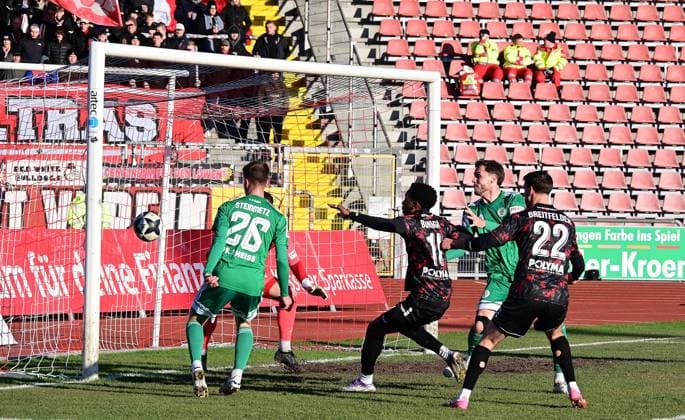 22 11 2025 xkhx Kassel Regionalliga Südwest season 2025 2026 KSV Hessen Kassel FC 08 Homburg Phinees Bonianga 11, Hessen Kassel in front of goalkeeper Michael Gelt Homburgs goal