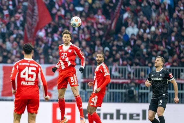 Leon Goretzka 8 FC Bayern Muenchen header, FC Bayern Muenchen SC Freiburg, Football, Bundesliga, 11 Matchday, 22 11 2025 DFB regulations prohibit any use of photographs as image sequences and or quasi video Muenchen Bayern Germany Copyright: xkolbert-press UlrichxGamelx