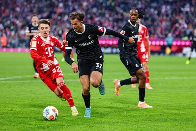 Lennart Karl 42, FC Bayern München and Max Rosenfelder 37, SC Freiburg at the match between FC Bayern München v SC Freiburg, Soccer, Men, Bundesliga, 2025 2026, Matchday 11 on 22 11 2025 in Munich, Allianz Arena DFL and DFB regulations prohibit any use of photographs as image sequences and or quasi video Bayern Germany