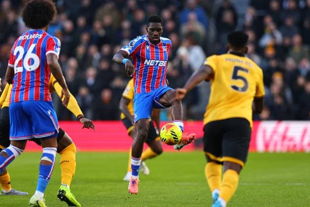 Wolverhampton Wanderers v Crystal Palace, Premier League Ismaila Sarr of Crystal Palace controls the ball during the Wolverhampton Wanderers v Crystal Palace Premier League match at Molineux Stadium, Wolverhampton, England on 22 November 2025 Credit: Ryan Crockett Every Second Media Editorial use only. All images are copyright Every Second Media Limited. No images may be reproduced without prior permission. All rights reserved. Premier League and Football League images are subject to licensing agreements with Football DataCo Limited. see https: www.football-dataco.com Copyright: xIMAGO EveryxSecondxMediax ESM-1671-0029 RyanxCrockettx xEveryxSecondxMediax