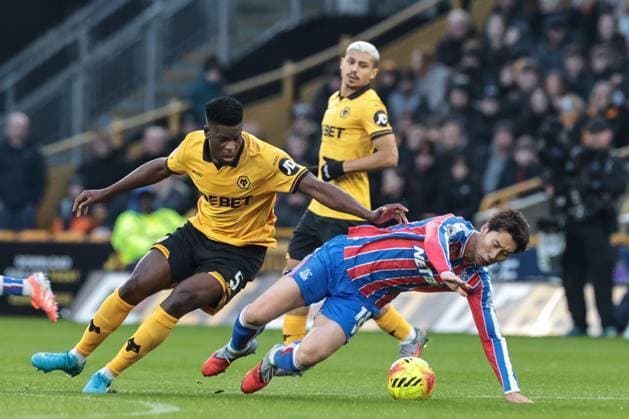 Premier League Wolverhampton Wanderers v Crystal Palace Daichi Kamada of Crystal Palace is fouled by Marshall Munetsi of Wolverhampton Wanderers during the Premier League match Wolverhampton Wanderers vs Crystal Palace at Molineux, Wolverhampton, United Kingdom, 22nd November 2025 (Photo by Mark Cosgrove News Images) Wolverhampton Molineux West Midlands United Kingdom Copyright: xMarkxCosgrove NewsxImagesx