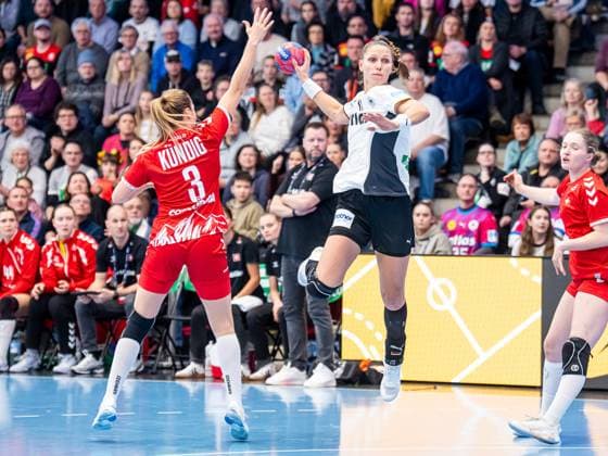 Xenia Smits Germany, 11 prevails against Kerstin Kuendig Switzerland, 03, Germany vs. Switzerland, handball, international, women, season 2025 2026, 22 11 2025, Germany vs. Switzerland, handball, international, women, season 2025 2026, 22 11 2025 Goeppingen Copyright: xEibner-Pressefoto MichaelxSchmidx EP_MST