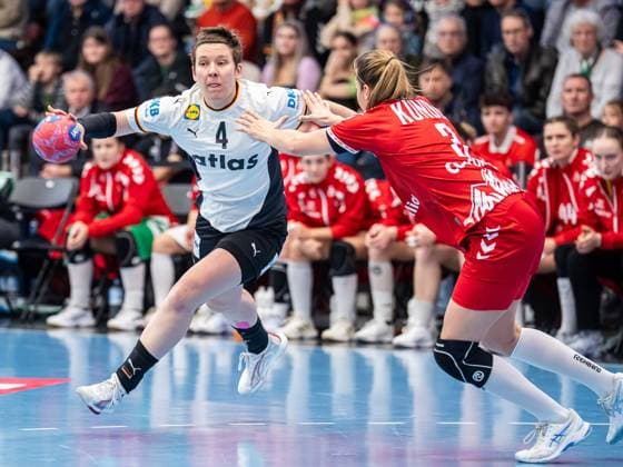 Alina Grijseels Germany, 04 with pace against Kerstin Kuendig Switzerland, 03 , Germany vs. Switzerland, handball, international, women, season 2025 2026, 22 11 2025, Germany vs. Switzerland, handball, international, women, season 2025 2026, 22 11 2025 Goeppingen Copyright: xEibner-Pressefoto MichaelxSchmidx EP_MST