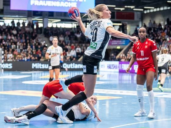Jenny Behrend Germany, 30 jumps into the circle from outside, Germany vs. Switzerland, handball, international match, women, season 2025 2026, 22 11 2025, Germany vs. Switzerland, handball, international match, women, season 2025 2026, 22 11 2025 Goeppingen Copyright: xEibner-Pressefoto MichaelxSchmidx EP_MST