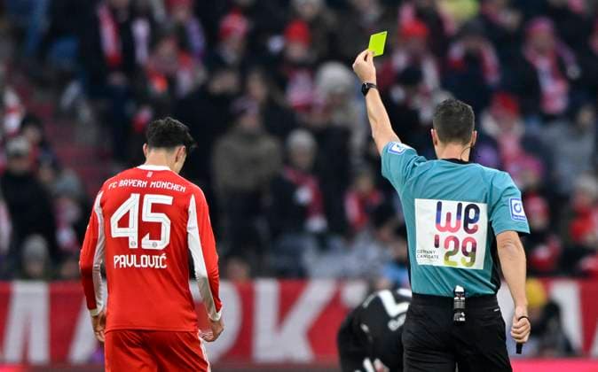 Referee Referee Sven Jablonski with advertisement for UEFA Women EURO 2029 as candidate shows Aleksandar Pavlovic FC Bayern Muenchen FCB 45 yellow card yellow warning gesture gesture FC Bayern Muenchen SC Freiburg SCF 22 11 2025 DFL REGULATIONS PROHIBIT ANY USE OF PHOTOGRAPHS AS IMAGE SEQUENCES AND OR QUASI VIDEO FC Bayern Muenchen SC Freiburg SCF