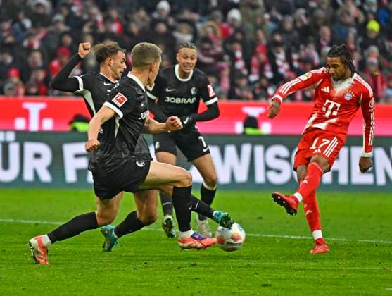 22 11 2025, Soccer Bundesliga 2025 2026, 11 Matchday, FC Bayern Munich SC Freiburg, in the Allianz Arena Munich, Michael Olise FC Bayern Munich scores to 2 2 DFL and DFB regulations prohibit any use of photographs as image sequences and or quasi video