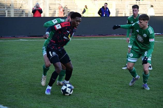 22 11 2025 xkhx Kassel Regionalliga Südwest Season 2025 2026 KSV Hessen Kassel FC 08 Homburg Phinees Bonianga 11, Hessen Kassel against Mart Ristl and Simon Joachims Homburg