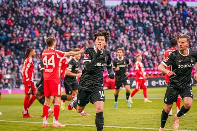 Germany Soccer Bundesliga 2025 26, 11 Matchday FC Bayern vs SC Freiburg Allianz Arena Munich Goal and goal celebration to 0 1 by Yuito Suzuki SC Freiburg, 14 Joy, emotions, jubilation Munich Bayern Germany Copyright: xJOERANxSTEINIEKx