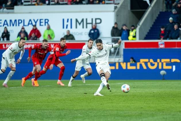 Goal to 0 1 by penalty kick by Kevin Diks Borussia Moenchengladbach, 04 , GER, 1 FC Heidenheim vs Borussia Moenchengladbach, Football, Bundesliga, Matchday 11, Season 2025 2026, 22 11 2025, DFL DFB REGULATES PROHIBIT ANY USE OF PHOTOGRAPHS AS IMAGE SEQUENCES AND OR QUASI VIDEO, GER, 1 FC Heidenheim vs Borussia Moenchengladbach, Football, Bundesliga, Matchday 11, Season 2025 2026, 22 11 2025 Heidenheim Copyright: xEibner-Pressefotox EP_EER